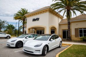 Autovermieter Hertz bestellt 100000 Elektroautos von Tesla