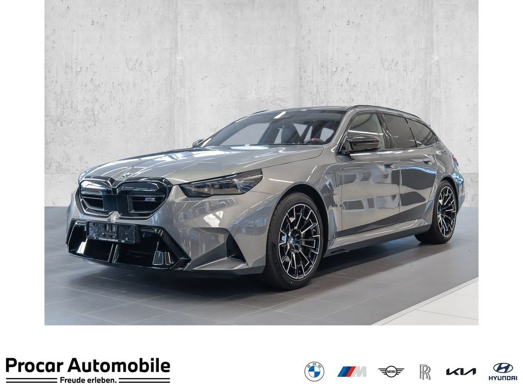 BMW M5 Touring Ultimate Pack. + AHK + Pano + 0,5% Leasing