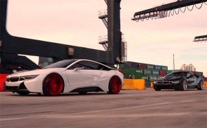 Vossen verwandelt das Plug-In Hybridauto BMW i8 am Hafen von Miami in Kunst. Bildquelle: VossenWheels / Youtube.com