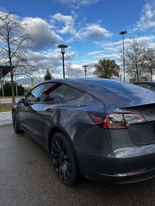 Tesla Model 3 Performance 2023 Dual Motor, Allrad. (Weißes Interior, 8-fach bereit mit 20 Zoll Überturbin-Felgen) Leasingübernahme