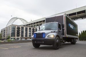 Elektrisch angetriebener mittelschwerer eM2 Lkw für den lokalen Einsatz Fully electric medium duty truck eM2 for local distribution. Bildquelle: Daimler AG