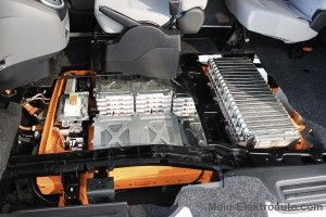 Symbolbild. Hier sind die einzelnen Lithium-Ionen Akkuzellen der Batterieeinheit im Elektroauto Nissan e-NV200 zu sehen.