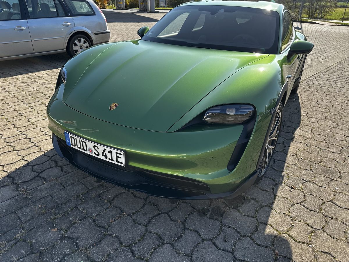 Porsche Tacan Cross Turismo - Mambagrünmetallic Leasingübernahme
