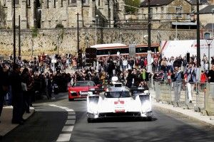 Audi ist mit einem spektakulaeren Auftritt in die WEC-Saison 2014 gestartet: Der neue Audi R18 e-tron quattro absolvierte seine ersten Kilometer in Le Mans nicht auf der legendaeren Rennstrecke in Westfrankreich, sondern im oeffentlichen Strassenverkehr. Le Mans: R18 e-tron quattro Fahrt im öffentlichen Straßenverkehr. Bildquelle: Audi/dpp-AutoReporter