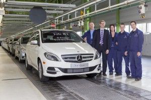 Produktionsstart des Elektroauto Mercedes-Benz B-Klasse Electric Drive in Rastatt, vlnr: Adhurim Canhasi, Stefan Abraham (Werkleiter), Rachel Weber, Thomas Botosch, Christoph Weinkämmerer