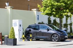 Das Elektroauto BMW i3 an einer DC-Schnellladesäule im Ingolstadt Village an der A9. Bildquelle: BMW Group