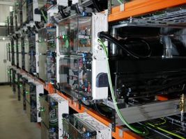 Der größte 2nd-Use-Batteriespeicher der Welt geht ans Netz. Die ersten Systemstränge sind bereits am Netz. Noch dieses Jahr wird der 13 MWh-Speicher seine volle Kapazität in den Dienst des deutschen Energiemarktes stellen. / The world's largest 2nd-use battery storage is starting up.The first power units are already in the grid. The 13 MWh battery storage will put its full capacity at the disposal of the German energy market before the end of this year. Bildquelle: Daimler