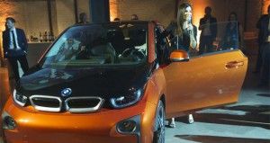 Hollywoodstars Sandra Bullock und Brad Pitt überreichten Schlüssel für das Elektroauto BMW i3. Bildquelle: Makeitright