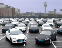 Das sind die ersten Elektroautos vom Typ Tesla Model S, welche bei dem Flughafen Amsterdam als Taxi eingesetzt werden. Bildquelle: Tesla Motors