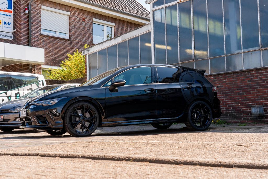 Volkswagen Golf VIII Lim. 2.0 TSI 4Motion R Black Edition Leasing