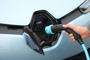 Hier sieht man, wie der Ladestecker mit dem Elektroauto Renault Zoe verbunden wird. Bildquelle: Renault