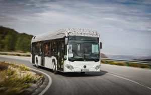 Der Citaro mit vollelektrischem Antrieb durchläuft zurzeit den gleichen umfangreichen Test- und Erprobungszyklus wie jeder andere Omnibus von Mercedes-Benz. Prototypen haben zum Beispiel erfolgreich eine erste Wintererprobung bei eisigen Temperaturen am Polarkreis und eine Sommererprobung in der Hitze der spanischen Sierra Nevada absolviert. The Citaro with all-electric drive is currently being put through the same comprehensive cycle of trials and testing to which every other bus built by Mercedes-Benz is subjected. Prototypes have, for example, already successfully undergone initial winter testing in icy temperatures at the Arctic circle as well as summer testing in the heat of Spain's Sierra Nevada. Bildquelle: Mercedes-Benz