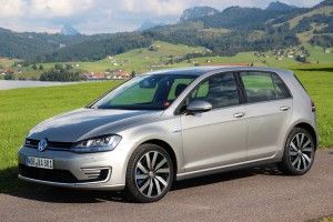 Plug-In Hybridauto VW Golf GTE schräg vorne