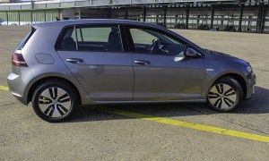 Elektroauto VW e-Golf von der Seite