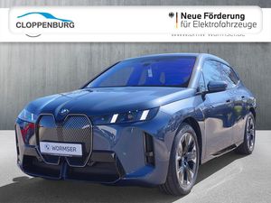 BMW iX xDrive45 Anhängerkupplung; BMW Niere Iconic G