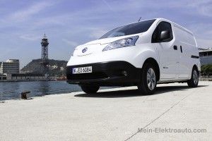 Elektroauto Nissan e-NV200 im Industriehafen von Barcelona.