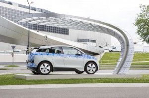 Das Elektroauto BMW i3 wird gerade an der Solarladestation aufgeladen. Foto: Auto-Medienportal.Net/EIGHT