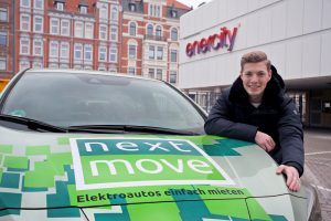 Im Test: Das Elektroauto Nissan Leaf. Enercity Mitarbeiter Maurice Flatt (Team E-mobilitaet, Mechatroniker im Bereich Technik) testet Mietfahrzeuge von nextmove. Er ist einer der Hauptverantwortlichen für nextmove am Standort Glocksee. Bildquelle: enercity / nextmove